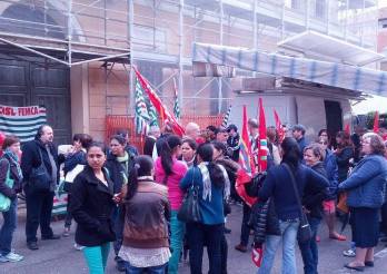 Aprile 2014. Uno sciopero dei dipendenti della Lavanderia Facchini per chiedere il rispetto delle condizioni contratuali